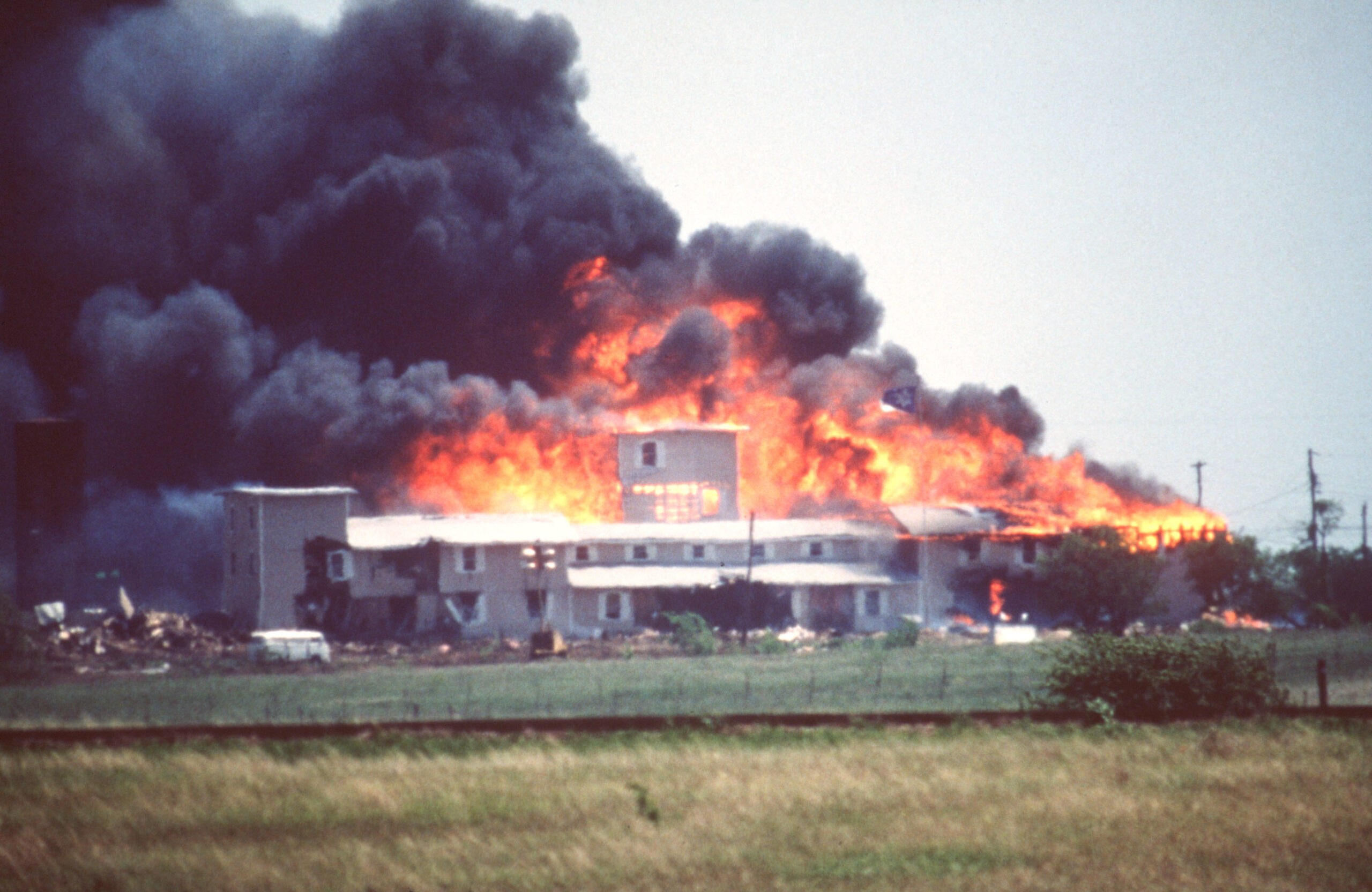 Fatal Fire and Explosion at Branch Davidian Compound – Movies To ...
